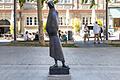 Kunst im öffentlichen Raum: Aufstellung einer Figur von Emy Roeder im Rathausinnenhof Würzburg .