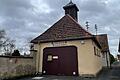 Ein neues Feuerwehrhaus steht im Karlstadter Ortsteil Stadelhofen schon lange auf der Wunschliste . Das Foto zeigt das alte Gebäude neben dem Friedhof.