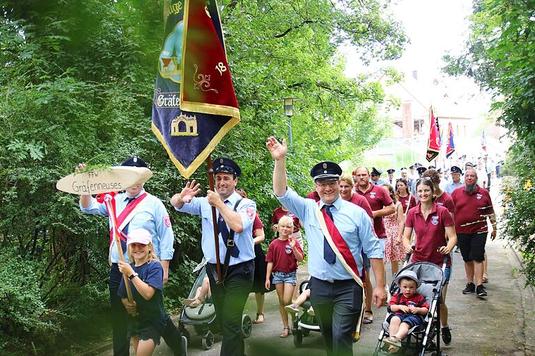 Impressionen vom großen Geburtstagsfest - ein Feuerwehrfest das in Erinnerung bleiben wird. Zum Fest 150 Jahre Feuerwehr Kirchschönbach gab es einen großen Umzug durch die Ortschaft. Neben 25 Feuerwehren sorgten drei Musik-Kapellen (Oberschwarzach, Kitzingen / Wiesenbronn, Reupelsdorf) für beste Feststimmung. Das Festgelände war im Anschluss an den Umzug bis auf den letzten Platz 'ausverkauft'. Feuerwehren, Blaskapellen, Ehrengäste und Besucher fühlten sich sehr wohl.