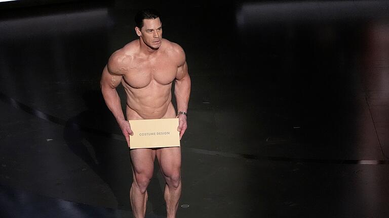 John Cena bei den Oscars - Bei der Oscar-Verleihung trat Wrestling-Star John Cena nackt auf. (Archivbild) John Cena bei den Oscars - Bei der Oscar-Verleihung trat Wrestling-Star John Cena nackt auf. (Archivbild)