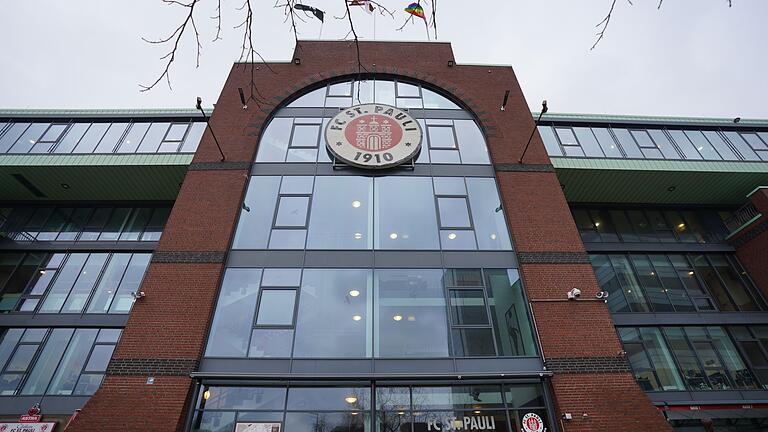Millerntor-Stadion des FC St. Pauli       -  Der FC St. Pauli will mit einer Genossenschaft finanziell flexibler werden.