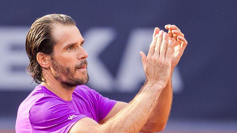 Tommy Haas       -  Tommy Haas bedankt sich nach dem Spiel gegen Michael Stich in Hamburg beim Publikum.