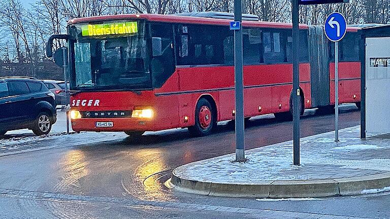 Langsam fahren hieß es am Dienstagmorgen für die Linienbusse, wie hier am ZOB Tuchbleiche in Bad Königshofen. 'Ankommen ist wichtig!' lautete die Devise.