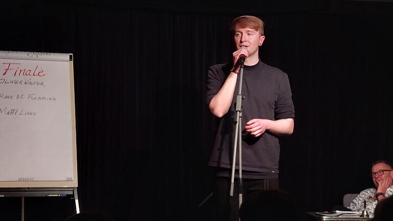 Matti Linke aus Hannover gewann den ersten Poetry-Slam im Theaterhaus Gerolzhofen. Moderator Manfred Manger (rechts) lauscht aufmerksam dem stark vorgetragenen Text des niedersächsischen Landesmeisters im Poetry-Slam. Matti Linke aus Hannover gewann den ersten Poetry-Slam im Theaterhaus Gerolzhofen. Moderator Manfred Manger (rechts) lauscht aufmerksam dem stark vorgetragenen Text des niedersächsischen Landesmeisters im Poetry-Slam.