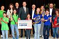 Über die Spende freuen sich (von links hinten): Dirigentin Magdalene Metz (JBO Unisono), Yvonne Haas (Vorsitzende Musikkapelle Poppenhausen),&nbsp; Matthias Kral (stellvertretender Vorsitzender Musikverein Obereuerheim), Landrat Florian Töpper, Initiator Jörg Schöner, Rektorin Jana Niedermeyer (Bläserklasse Grundschule Schonungen) und Bürgermeister Stefan Rottmann. Vorne von links: Elias Schmitt und Paula Schmitt (JBO Unisono), Rosa Brückner, Klara Orth, Aurelia Kral (Bläserklasse und Jugendorchester MV Obereuerheim), sowie Renate Blenk (Kulturbühne Alte Kirche Schonungen).