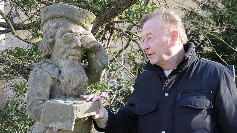 Jeder Zwerg trägt Gegenstände mit sich, die seine Zuordnung zweifelsfrei klären. Der Zwerg Kammerkassier, im Bild&nbsp; mit Schlossführer Walter Kaltdorf, trägt eine Geldkassette in der Hand.