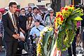 Mit einer Kranzniederlegung wurde am Samstag der Opfer der Messerattacke in Würzburg gedacht. Im Bild OB Christian Schuchardt bei der Schweigeminute.