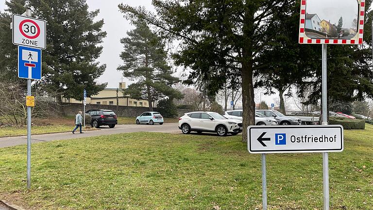 Auf dem Parkplatz des Ostfriedhofs sollen Eltern ihre Schulkinder abliefern – wenn es nach der Initiative 'Alte Siedlung - Neue Wege' geht.