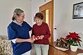 Wünsche zum Weihnachtsfest und ein kleines Geschenk. Pflegefachkraft Anja Vorndran und Erika Ziegler freuen sich gemeinsam.       -  Wünsche zum Weihnachtsfest und ein kleines Geschenk. Pflegefachkraft Anja Vorndran und Erika Ziegler freuen sich gemeinsam.