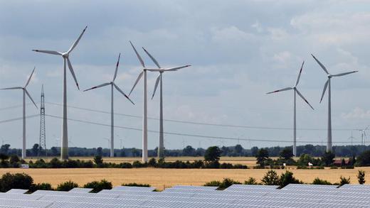 Windräder hinter Solaranlagen - Windräder und Solaranlagen: Statt Strom aus Atommeilern sollen die erneuerbaren Energien ausgebaut werden. Windräder hinter Solaranlagen - Windräder und Solaranlagen: Statt Strom aus Atommeilern sollen die erneuerbaren Energien ausgebaut werden.