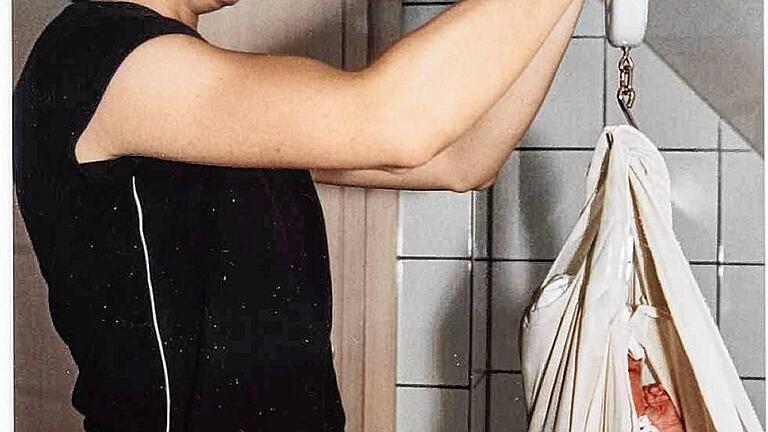 Doreen Hartung mit einer speziellen Waage, in der das Baby zu verschwinden scheint. Doreen Hartung mit einer speziellen Waage, in der das Baby zu verschwinden scheint.