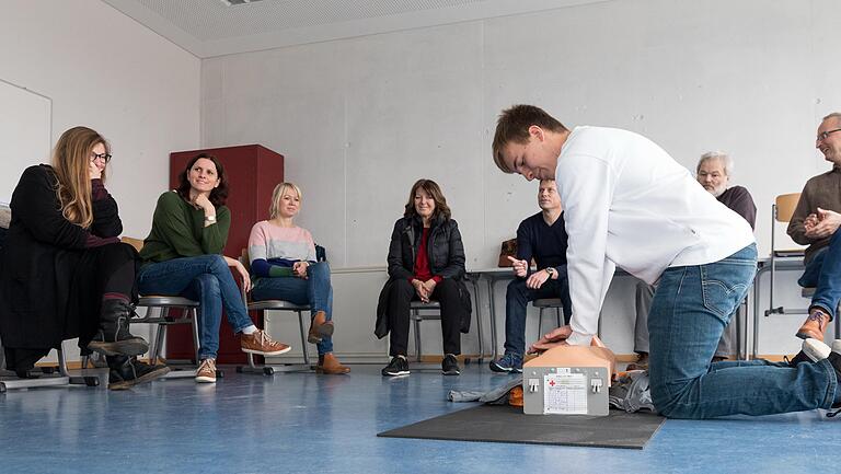 Stabile Seitenlage, Atemkontrolle, Herz-Lungen-Wiederbelebung. In Bayern müssen Sportlehrer laut Ministerium eine Erste-Hilfe-Ausbildung haben, von den übrigen Lehrkräften würden 'regelmäßige Fortbildungen' verlangt. Stabile Seitenlage, Atemkontrolle, Herz-Lungen-Wiederbelebung. In Bayern müssen Sportlehrer laut Ministerium eine Erste-Hilfe-Ausbildung haben, von den übrigen Lehrkräften würden 'regelmäßige Fortbildungen' verlangt.