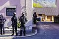 Bewaffnete Polizisten umzingeln ein Haus in Boxberg (Main-Tauber-Kreis). Ein Mann soll sich am Mittwochmorgen einer Durchsuchung widersetzt haben und wurde laut Polizei festgenommen.