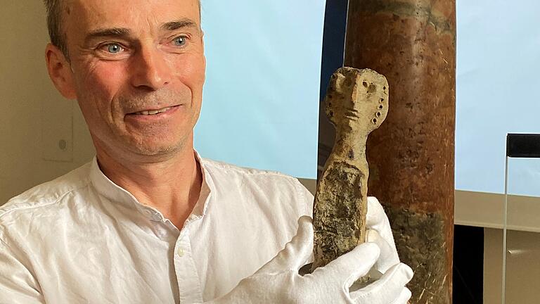 Die Mönchstockheimer 'Wassergöttin' mit Restaurator Clemens Köhler vom Landesamt für Denkmalpflege. Die Statuette soll rund 3000 Jahre alt sein und ist einmalig in Mitteleuropa. Die Mönchstockheimer 'Wassergöttin' mit Restaurator Clemens Köhler vom Landesamt für Denkmalpflege. Die Statuette soll rund 3000 Jahre alt sein und ist einmalig in Mitteleuropa.