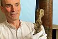Die Mönchstockheimer 'Wassergöttin' mit Restaurator Clemens Köhler vom Landesamt für Denkmalpflege. Die Statuette soll rund 3000 Jahre alt sein und ist einmalig in Mitteleuropa.