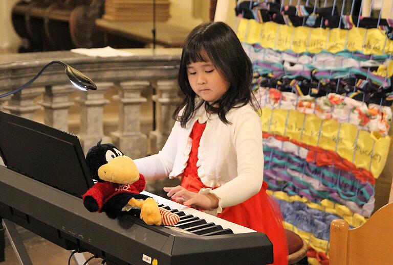 Die siebenjährige Mina Hwang griff beim Adventskonzert der Musikschule im Steigerwalddom als jüngstes Musiktalent am Klavier in die Tasten. Die siebenjährige Mina Hwang griff beim Adventskonzert der Musikschule im Steigerwalddom als jüngstes Musiktalent am Klavier in die Tasten.