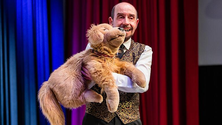 Auftritt von Bauchredner Marcelini und 'Oskar', der die Kabarettistin und Schauspielerin Luise Kinseher zu verkuppeln versuchte. Auftritt von Bauchredner Marcelini und 'Oskar', der die Kabarettistin und Schauspielerin Luise Kinseher zu verkuppeln versuchte.