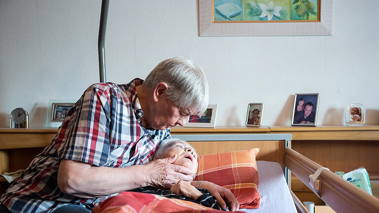 256868870.jpg - Pflegende Angehörige können unter bestimmten Voraussetzungen Arbeitslosengeld beziehen. 256868870.jpg - Pflegende Angehörige können unter bestimmten Voraussetzungen Arbeitslosengeld beziehen.