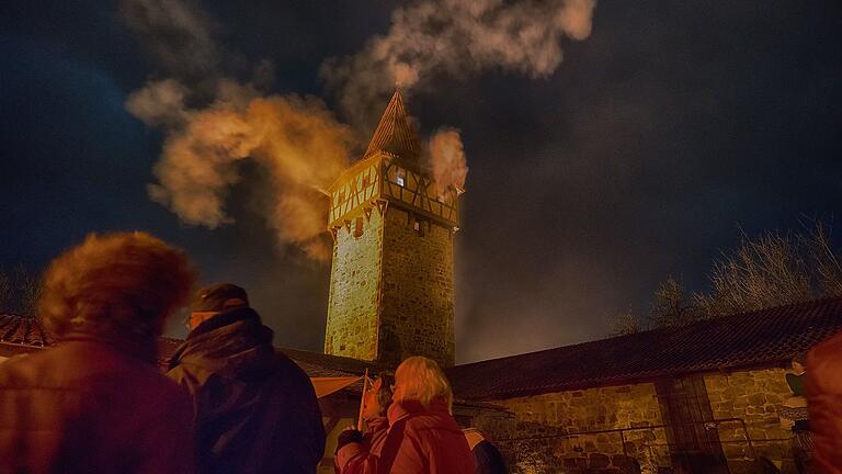 Kirchenburg in Flammen: Mit einem großen Licht- und Feuerspektakel lässt Ostheim v.d. Rhön an Silvester wieder das Jahr ausklingen.