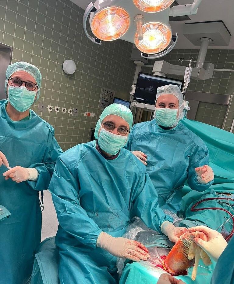 Operation am offenen Fuß: 'Das Besondere an der Kitzinger Klinik ist, dass hier Ärzte aus allen Fachbereichen sehr gut interdisziplinär zusammenarbeiten', sagt Facharzt Rani Elias. Operation am offenen Fuß: 'Das Besondere an der Kitzinger Klinik ist, dass hier Ärzte aus allen Fachbereichen sehr gut interdisziplinär zusammenarbeiten', sagt Facharzt Rani Elias.