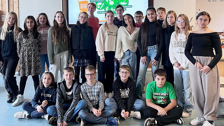Die Schülerinnen und Schüler der Klassen 6a und 6b der Mittelschule Veitshöchheim mit Maria Bethge (Mitte). Die Schülerinnen und Schüler der Klassen 6a und 6b der Mittelschule Veitshöchheim mit Maria Bethge (Mitte).