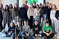Die Schülerinnen und Schüler der Klassen 6a und 6b der Mittelschule Veitshöchheim mit Maria Bethge (Mitte).
