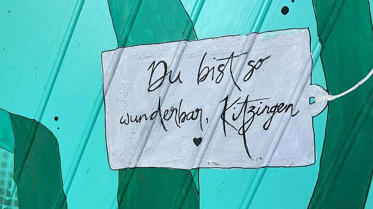 Auf jedem Kunstwerk prangt auch eine kleine Liebesbotschaft an Kitzingen. Auf jedem Kunstwerk prangt auch eine kleine Liebesbotschaft an Kitzingen.
