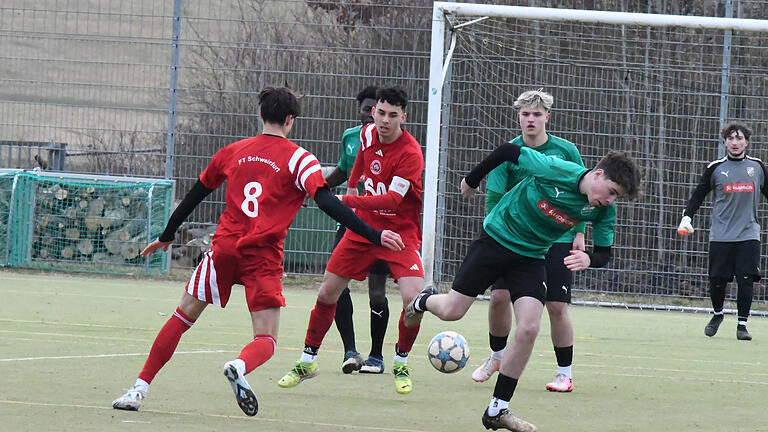 Zu Beginn gestolpert, aber nicht gefallen ist Hannes Seufert (am Ball) mit dem SV Garitz, der nach 0:1-Rückstand noch mit 2:1 gegen das Spitzenteam von der FT Schweinfurt gewann. Zu Beginn gestolpert, aber nicht gefallen ist Hannes Seufert (am Ball) mit dem SV Garitz, der nach 0:1-Rückstand noch mit 2:1 gegen das Spitzenteam von der FT Schweinfurt gewann.