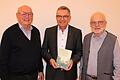 Grund zur Freude über eine gelungene Veranstaltung hatten: Domkapitular Dr. Helmut Gabel (Mitte), Moderator Rainer Ziegler (links) und Pfarrer i.R. Friedrich Lösch.