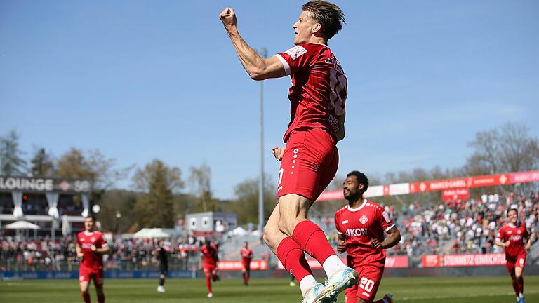 Moritz Hannemann bejubelt sein Tor zum 1:0. Moritz Hannemann bejubelt sein Tor zum 1:0.