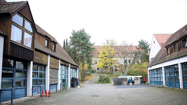 Das von der LWG nicht mehr benötigte Gebäude auf der linken Seite im rückwärtigen Bereich der Herrnstraße mit Zufahrt über die Stichstraße am Bauhof, wird das neue Domizil der Wasserwacht-Ortsgruppe Veitshöchheim-Margetshöchheim. Im Gebäudetrakt auf der rechte Seite erhält die Gemeinde zwei Garagen für das Lager ihrer Wasserwerkstatt.