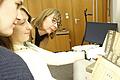 Ein besonderes Unikat: Aus einer Zeitung aus den 1960er Jahren wurde ein Schnittmuster für eine Kinderschürze ausgeschnitten. Kulturforums-Leiterin Katharina Christ (v.l.) sowie ihre Mitarbeiterinnen Daniela Stadelmann und Andrea Mayer schauen vor allem auf die alten Anzeigen von damals.Fotos: Oliver Schikora