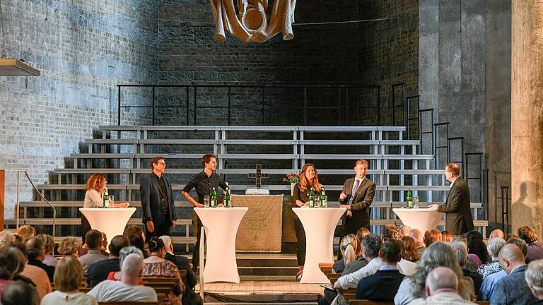 Beim 'StadtGespräch' moderierten Manuela Göbel (links) und Torsten Schleicher (rechts). Auf dem Podium von links: Bürgermeister Martin Heilig,&nbsp; Johannes Kirchhoff (Fridays for Future Würzburg), Jasmin Puhl-Brandt (Bürgerbegehren 'Kostenfreies Parken auf der Talavera') und CSU-Fraktionschef Wolfgang Roth.