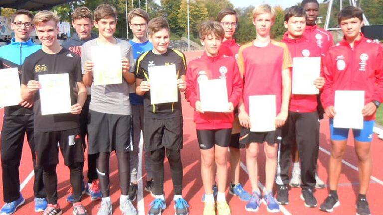 Mit 6796 Punkten holten sich die U-16-Jungs vom LAZ Kreis Würzburg die unterfränkische Meisterschaft: (von links) Simon Herbert, Jonathan Mark, Simon Fasel, Ian-Felix Hellmuth, Jonas Stöhr und Kolja Hellmuth. Auf Platz zwei landete die TG Würzburg (6556 Punkte) mit (von links) Max Teiche, Laurenz Rathmann, Ben Schicks, Markus Ersay, Nissi Okito und Florian Galleitner