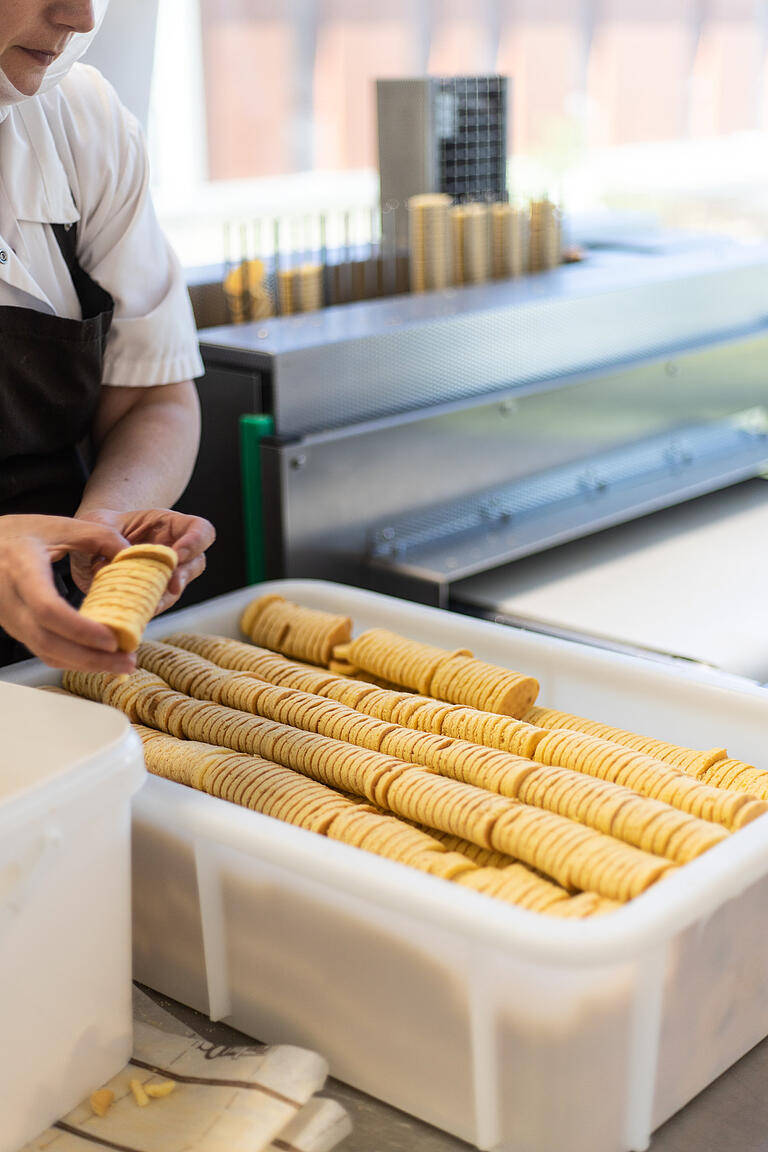 Frisch gebacken, schon ausgestochen. Die Ovale werden mal Törtchen oder süßes Fingerfood sein. Frisch gebacken, schon ausgestochen. Die Ovale werden mal Törtchen oder süßes Fingerfood sein.