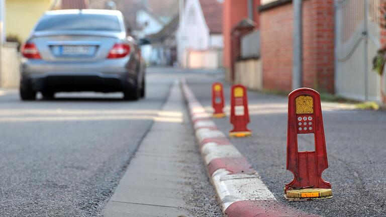 Solche 'Bischofsmützen' – wie hier in Sylbach – sollen die Fahrzeuge in der Prappacher Straße künftig daran hindern, seitlich an einem nach rechts in die Godelstatt abbiegenden Auto vorbeizuziehen. Solche 'Bischofsmützen' – wie hier in Sylbach – sollen die Fahrzeuge in der Prappacher Straße künftig daran hindern, seitlich an einem nach rechts in die Godelstatt abbiegenden Auto vorbeizuziehen.