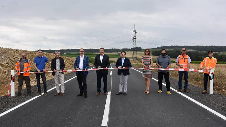 Das Band durchschnitten am Hochpunkt der neu gebauten K 2836 auf Höhe des Windrads (von links) Ingenieur Sebastian Bokmeier vom Straßenbauamt, Tiefbauamtsleiter Oliver Litterer (Stadt Lauda-Königshofen), Dezernent Werner Rüger, die Bürgermeister Ludger Krug und Dr. Lukas Braun, Landrat Christoph Schauder, Bürgermeisterin Heidrun Beck, André Metzger vom Ingenieurbüro Dreikant, Dominik Stroick vom Bauunternehmen Stolz sowie Straßenbauamtsleiter Markus Metz. Das Band durchschnitten am Hochpunkt der neu gebauten K 2836 auf Höhe des Windrads (von links) Ingenieur Sebastian Bokmeier vom Straßenbauamt, Tiefbauamtsleiter Oliver Litterer (Stadt Lauda-Königshofen), Dezernent Werner Rüger, die Bürgermeister Ludger Krug und Dr. Lukas Braun, Landrat Christoph Schauder, Bürgermeisterin Heidrun Beck, André Metzger vom Ingenieurbüro Dreikant, Dominik Stroick vom Bauunternehmen Stolz sowie Straßenbauamtsleiter Markus Metz.