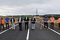 Das Band durchschnitten am Hochpunkt der neu gebauten K 2836 auf Höhe des Windrads (von links) Ingenieur Sebastian Bokmeier vom Straßenbauamt, Tiefbauamtsleiter Oliver Litterer (Stadt Lauda-Königshofen), Dezernent Werner Rüger, die Bürgermeister Ludger Krug und Dr. Lukas Braun, Landrat Christoph Schauder, Bürgermeisterin Heidrun Beck, André Metzger vom Ingenieurbüro Dreikant, Dominik Stroick vom Bauunternehmen Stolz sowie Straßenbauamtsleiter Markus Metz.