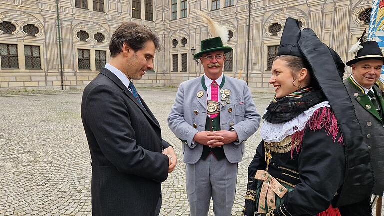 Royale Hochzeit: Ludwig Prinz von Bayern bedankte sich in der Residenz bei den anwesenden Trachtlern, darunter auch Franziska Schlemmer vom Trachtenverein Geldersheim. Royale Hochzeit: Ludwig Prinz von Bayern bedankte sich in der Residenz bei den anwesenden Trachtlern, darunter auch Franziska Schlemmer vom Trachtenverein Geldersheim.