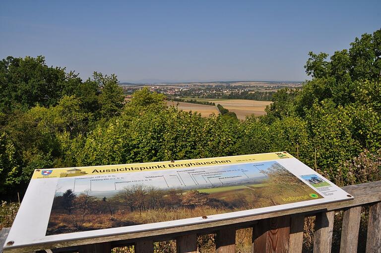 Die Geschichte der Blankenburg am Blankenberg bei Ipthausen könnte bei dem neuen Erlebnisweg aufgearbeitet werden. Außerdem hat man von hier aus einen weiten Blick auf die Rhön und die Haßberge. Die Geschichte der Blankenburg am Blankenberg bei Ipthausen könnte bei dem neuen Erlebnisweg aufgearbeitet werden. Außerdem hat man von hier aus einen weiten Blick auf die Rhön und die Haßberge.