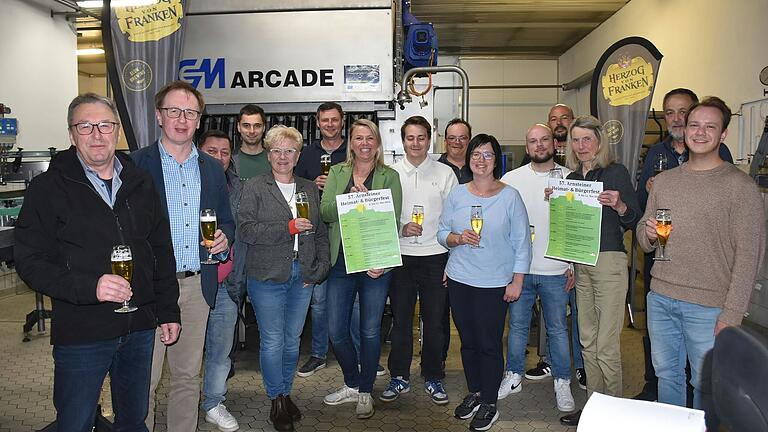 Bei der Bierprobe mit dabei (von links): Paul Seubert, technischer Betriebsleiter der Arnsteiner Brauerei, Bürgermeisterstellvertreter Bertram Wolf, Nathine Willert, Festorganisation Stadt Arnstein (siebte von links), Nadine Schön, Festorganisation Stadt Arnstein (zehnte von links), Brauereichefin Susan Schubert (dritte von rechts) sowie Mitglieder der mitwirkenden Vereine.
