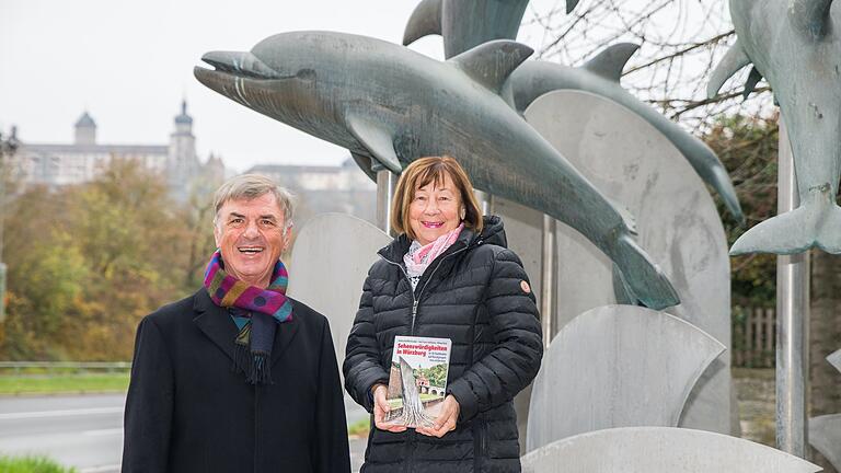 Gerdi und Willi Kreußer vor dem Delphinbrunnen in der Zellerau. Der Brunnen ist auch in deren Buch zu finden. Gerdi und Willi Kreußer vor dem Delphinbrunnen in der Zellerau. Der Brunnen ist auch in deren Buch zu finden.