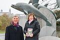 Gerdi und Willi Kreußer vor dem Delphinbrunnen in der Zellerau. Der Brunnen ist auch in deren Buch zu finden.