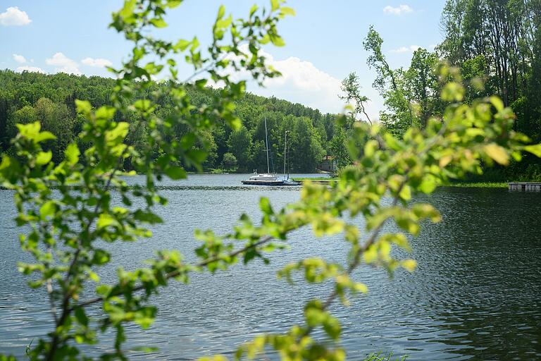 Ein Radweg führt um den Ellertshäuser See, bei der Umrundung gibt es immer wieder schöne Aussichten auf das Gewässer. Ein Radweg führt um den Ellertshäuser See, bei der Umrundung gibt es immer wieder schöne Aussichten auf das Gewässer.