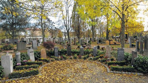 Gräber und Grabsteine werden kleiner: Ein Rondell mit Urnengräbern im Hauptfriedhof Würzburg.