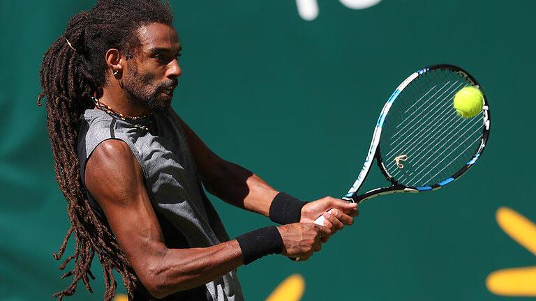 Weiter       -  Dustin Brown erreichte in Halle/Westfalen das Achtelfinale. Foto: Friso Gentsch