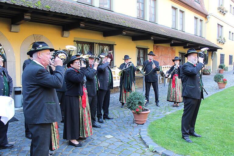 Das Jagdhornbläser Corps Würzburg hatte im Innenhof des Hotel Leicht die musikalische Umrahmung der Hubertusfeier übernommen. Das Jagdhornbläser Corps Würzburg hatte im Innenhof des Hotel Leicht die musikalische Umrahmung der Hubertusfeier übernommen.