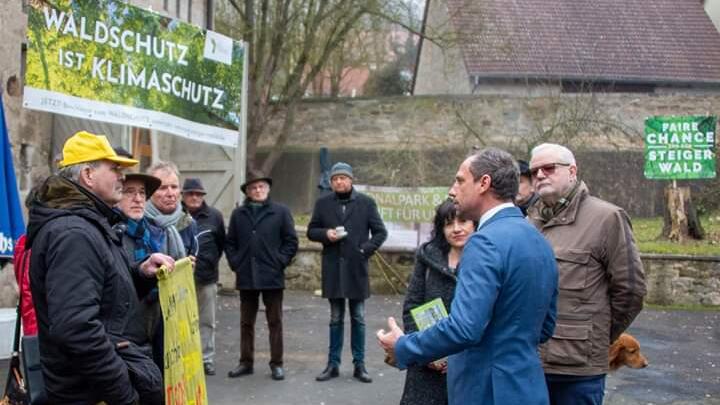 Politische Begegnung vor Ort:&nbsp;Umweltminister Thorsten Glauber&nbsp;und Vertreter des Vereins Nationalpark Steigerwald in Ebrach.