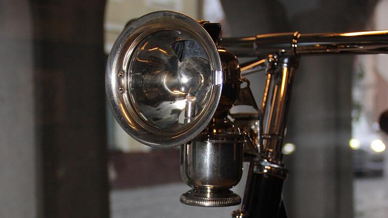 Das restaurierte Fahrrad des renommierten Chemnitzer Herstellers Wanderer aus den 1930er Jahren trägt eine original Karbid-Lampe Das restaurierte Fahrrad des renommierten Chemnitzer Herstellers Wanderer aus den 1930er Jahren trägt eine original Karbid-Lampe