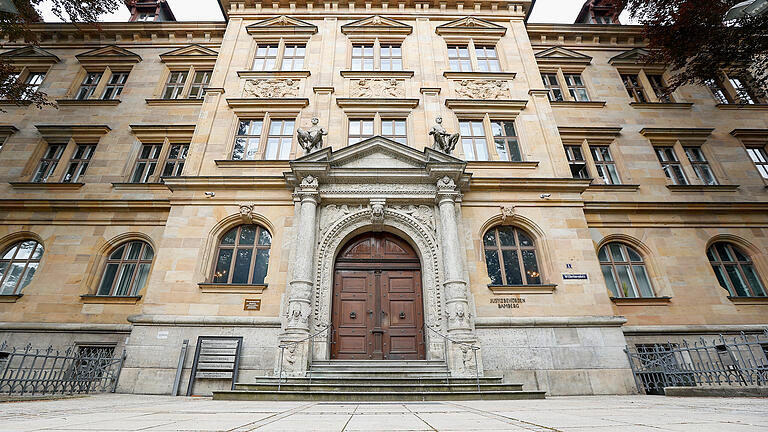 Ein 36-Jähriger und ein 49-Jähriger mussten sich in dieser Woche unter anderem wegen des unerlaubten Handels mit Betäubungsmitteln vor dem Landgericht Bamberg (Archivbild) verantworten.
